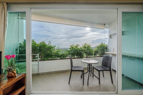 Panoramic 1BR  Pool, Sauna kata ocean view C196