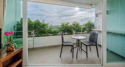 Panoramic 1BR Pool, Sauna kata ocean view C196