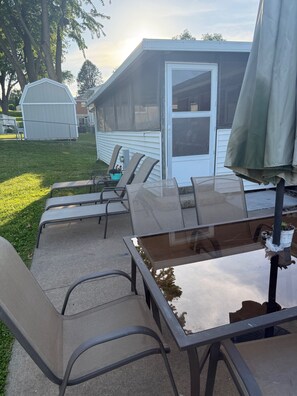 Outdoor dining - Spacious 3-bedroom/2.5 bath house in gorgeous Dubuque with AC (Dubuque)
