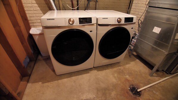 A laundry area with two white Samsung front-loading washing machines. - Spacious 3-bedroom/2.5 bath house in gorgeous Dubuque with AC (Dubuque)