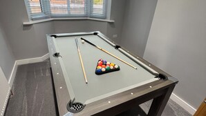 A pool table with balls and cues, a window with blinds, and grey walls. - Fabulous 3-bedroom house in charming Bircotes for your getaway (Bircotes)