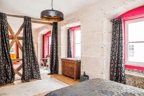 Una habitación con un aparador de madera, un tapete estampado y una lámpara colgante.