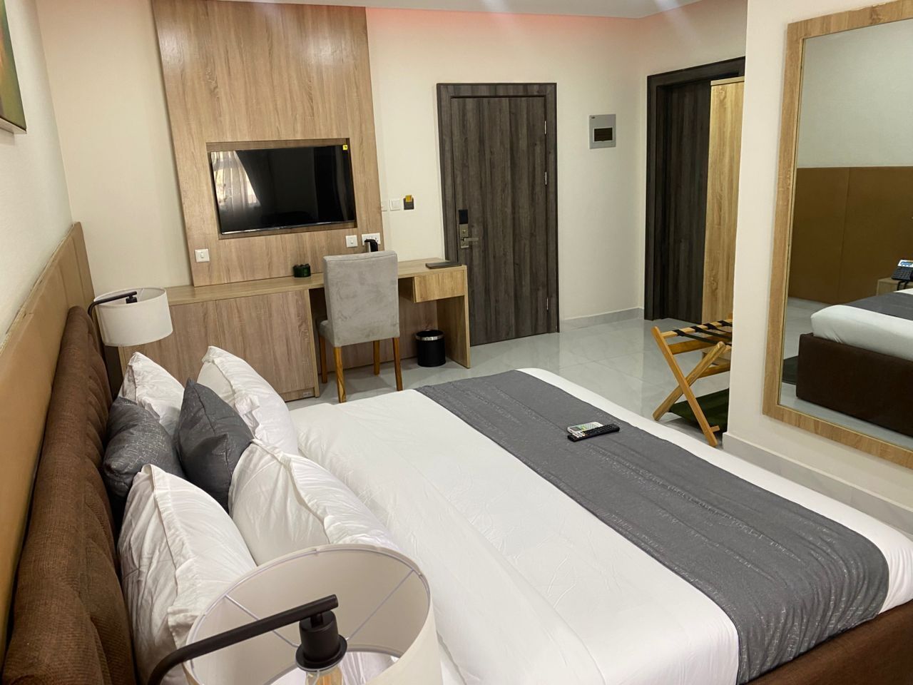 Habitación doble Deluxe | Caja de seguridad en la habitación y escritorio 
