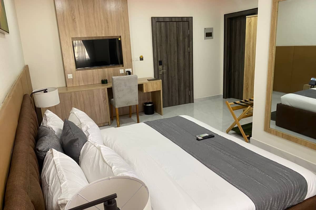 Deluxe Double Room | In-room safe, desk, laptop workspace, free WiFi