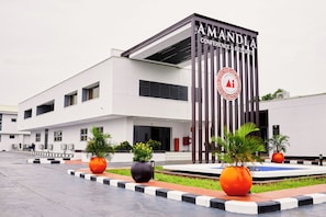 Un edificio moderno con un letrero que dice 'AMANDLA CONFERENCE & RESORTS'.