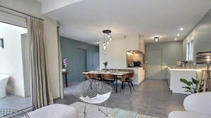 Un interno moderno con zona pranzo, cucina e soggiorno.