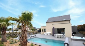 A modern building with a swimming pool, lounge chairs, and a hot tub. - La P'tite Perrosienne (LOUANNEC)