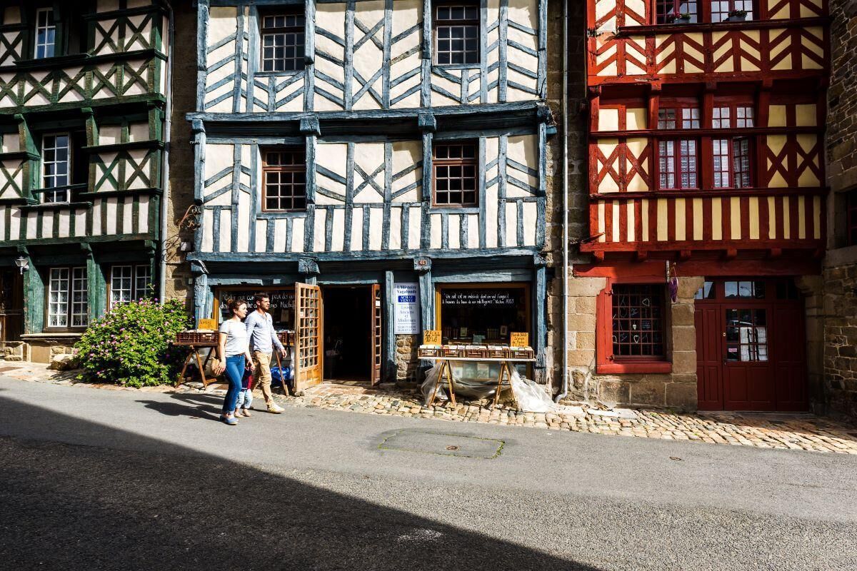 Ein traditionelles Fachwerkhäuschen mit steinernem Sockel und Holzverkleidung.