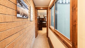 Un corridoio con pareti in mattoni, decorazioni in legno e una finestra.