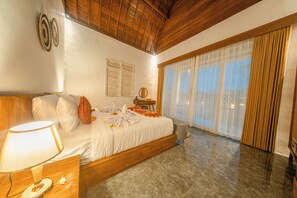 Quarto casal luxo, vista para a piscina | Cofres nos quartos, espaço de trabalho para notebook, cortinas blackout