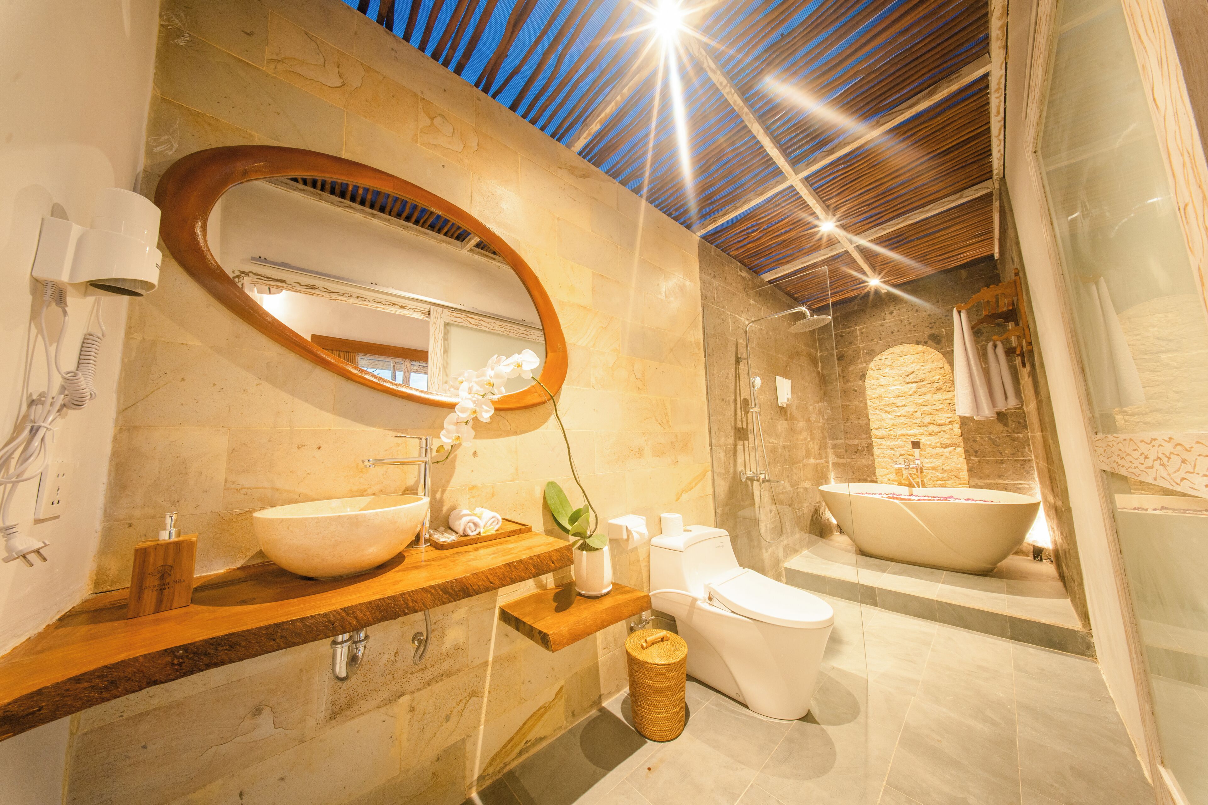 Deluxe Double Room, Pool View | Bathroom