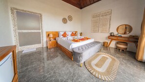 A bedroom with a bed, bedside tables, a dresser, and a mirror. - Lavanaa Nila-Luxury Resort (Penida Island)