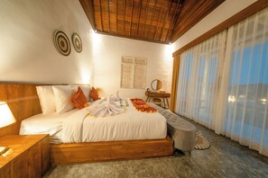 Quarto casal luxo, vista para a piscina | Cofres nos quartos, espaço de trabalho para notebook, cortinas blackout