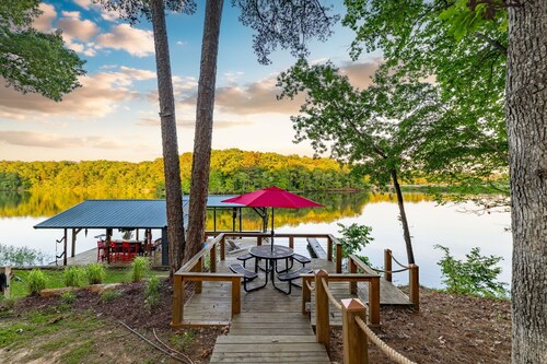 New! Lakefront, Dock, Lift, Kayaks, Game Room, Fire pit