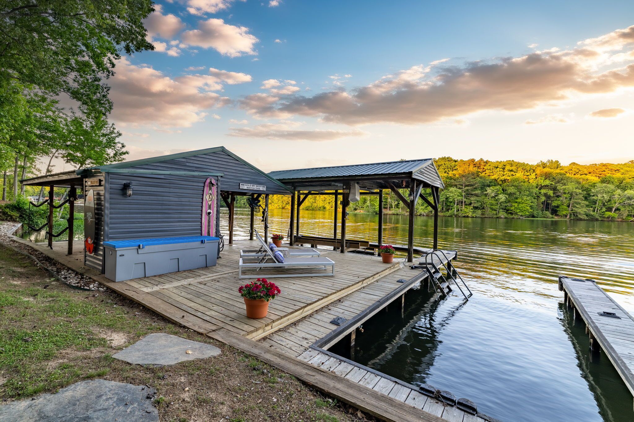 Une jetée au bord du lac, dotée d’un espace de repos abrité, d’un petit bâtiment et d’une terrasse en bois.