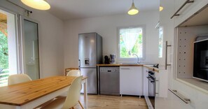 Kjøleskap, mikrobølgeovn, ovn og oppvaskmaskin