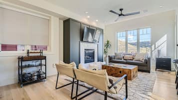 House (4 Bedrooms) | Front of property