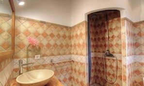 A bathroom with a shower, a sink, and a mirror. - Le 18322 - FIGARI - Gîte (FIGARI)