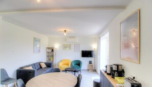 A living room with a sofa, chairs, a coffee table, a TV, and a bookshelf. - A casa Tomi - SERRA DI FERRO (SERRA DI FERRO)
