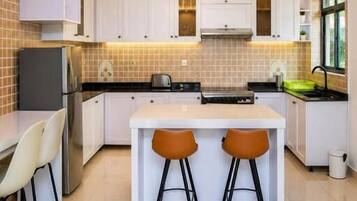 Mini-fridge, microwave, oven, stovetop