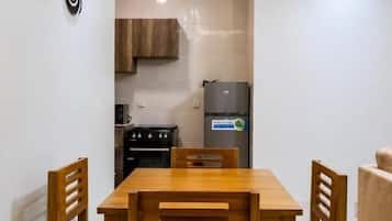 Double Room, Balcony, City View | Dining
