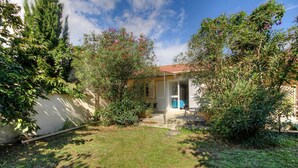 A residential property with a covered patio, a lawn, and surrounding vegetation. - PAMPASGIOLU - PRUNELLI DI FIUM'ORBO (PRUNELLI DI FIUM'ORBO)