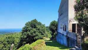 Un bâtiment qui offre une vue sur le paysage.