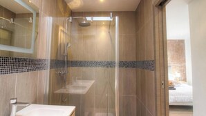A modern bathroom with a glass-enclosed shower, a sink, and a mirror. - Du soleil - PORTO VECCHIO (PORTO VECCHIO)