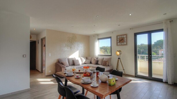 A dining area with a table set for breakfast, a sofa, and a balcony with a view. - Du soleil - PORTO VECCHIO (PORTO VECCHIO)
