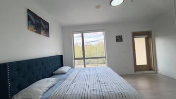 Tabla de planchar con plancha, wifi y ropa de cama