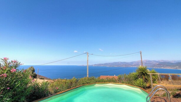 A swimming pool with a view of the sea and mountains. - Domaine des yuccas - CALCATOGGIO (CALCATOGGIO)