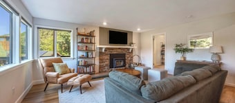 Blue Eyrie - Adorable Home! Peaceful Orchard Location, Close to White Salmon