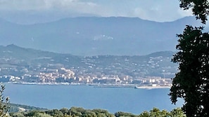 Eine Küstenstadt mit Blick auf das Meer und entfernte Berge.