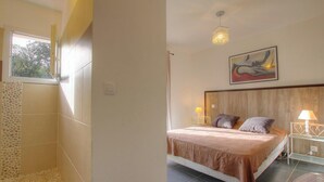 A bedroom with a bed, bedside lamps, a painting, and a window. - Villa des oliviers - OLMETO (OLMETO)