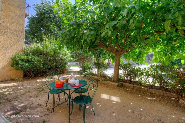Outdoor dining - Le 14802 - ALATA - Gîte (ALATA)