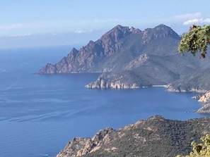 Eine Berglandschaft mit freiem Blick auf das Meer.