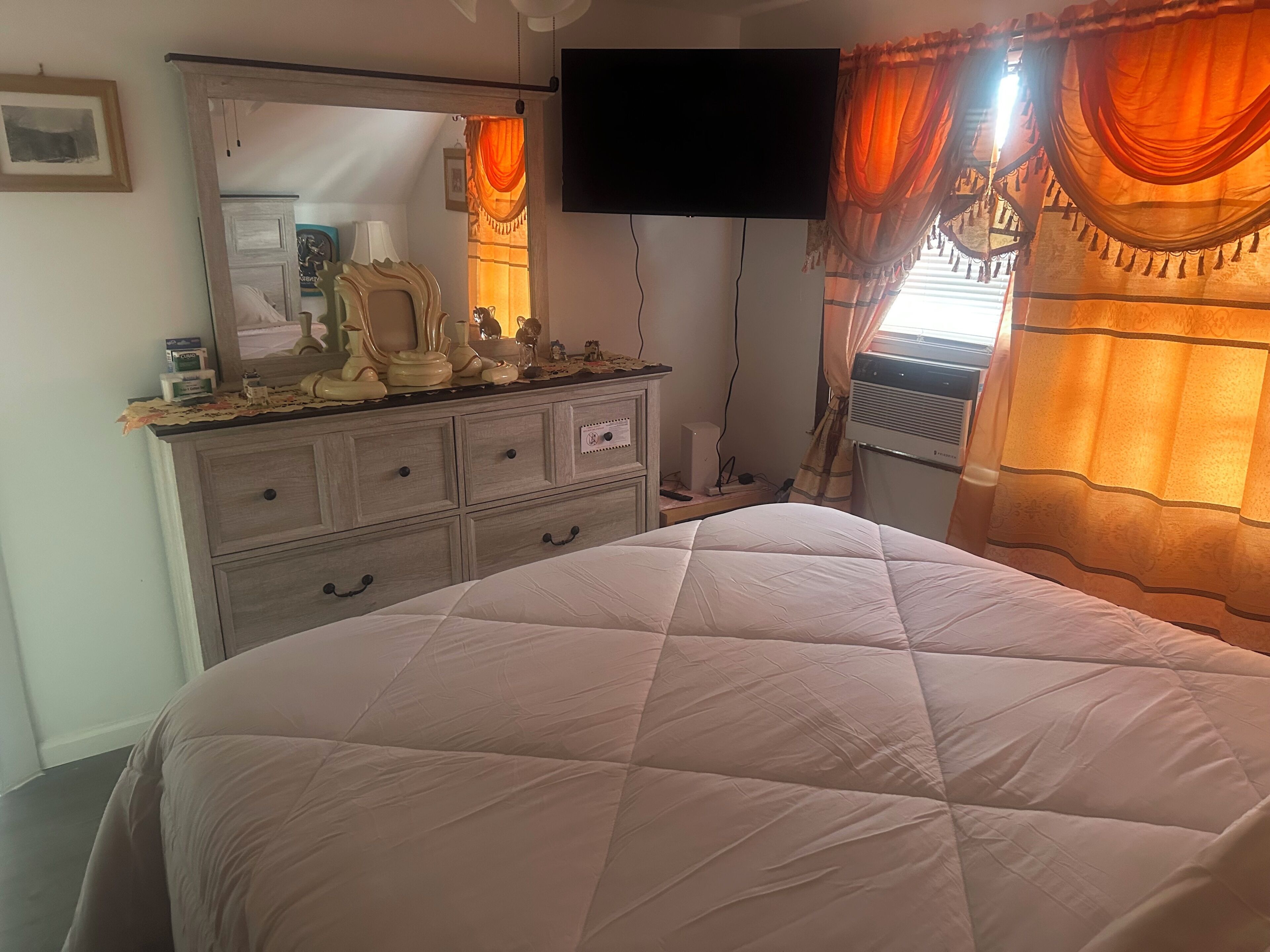 Iron/ironing board, free WiFi, bed sheets