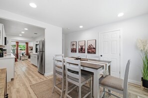 Dining - Highland - A Birdy Vacation Rental (San Antonio)