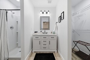 Shower, hair dryer - Highland - A Birdy Vacation Rental (San Antonio)