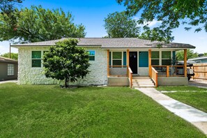 Exterior - Highland - A Birdy Vacation Rental (San Antonio)