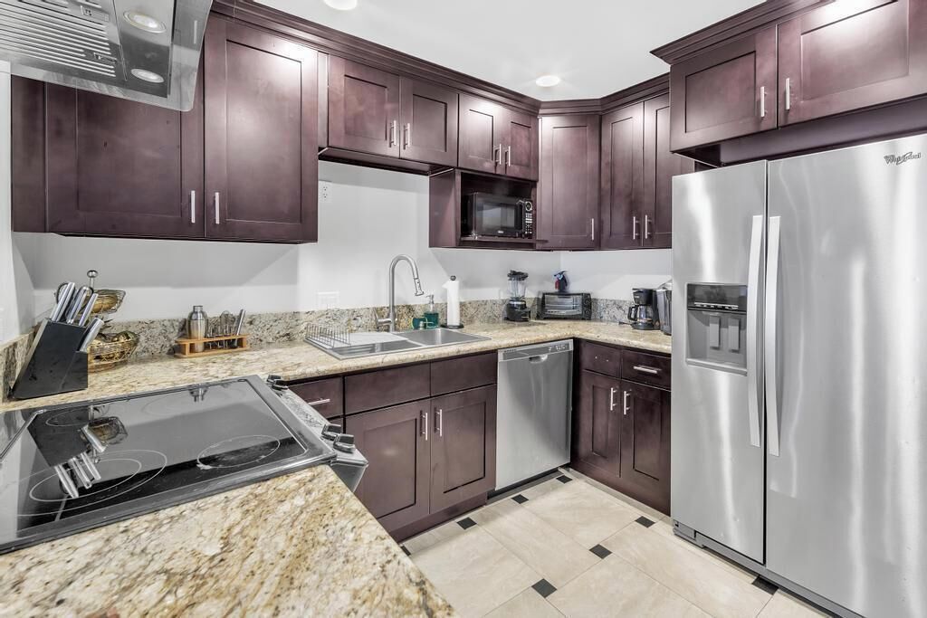 Coffee/tea maker, fridge, microwave, oven