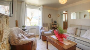 A cozy living room with a sofa, armchairs, a coffee table, and a bookshelf. - A MOLINA - ZICAVO - Gîte (ZICAVO)