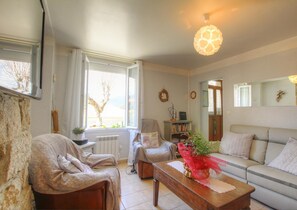 A cozy living room with a sofa, armchairs, a coffee table, and a bookshelf. - A MOLINA - ZICAVO - Gîte (ZICAVO)