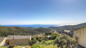 A coastal town with terraced houses, a church, and a view of the sea. - Little paradise - ROGLIANO (ROGLIANO)