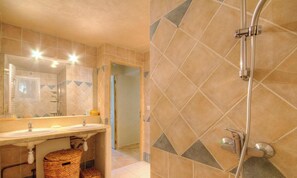 Ein Badezimmer mit Waschbecken, Spiegel und Dusche.