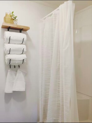 Sèche-cheveux, serviettes fournies, savon, papier toilette