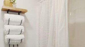 Haartrockner, Handtücher, Seife, Toilettenpapier