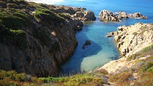 A coastal landscape with rocky terrain and clear blue waters. - Santa Maria - PIETRALBA (PIETRALBA)