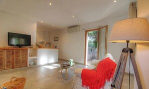 A living room with a television, a sofa, a coffee table, and a lamp. - 15238 - SOTTA - Gîte (SOTTA)