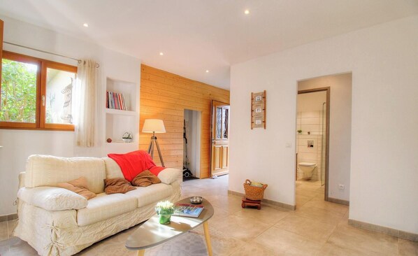 A living room with a sofa, a coffee table, a lamp, and a bookshelf. - 15238 - SOTTA - Gîte (SOTTA)